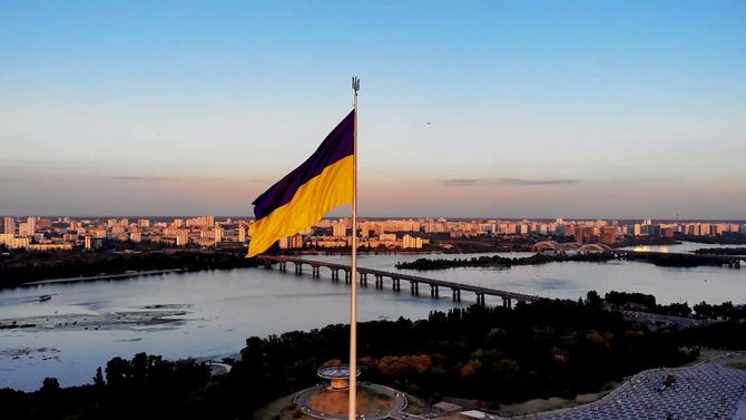 キーウとキーウの祖国記念碑の空中写真