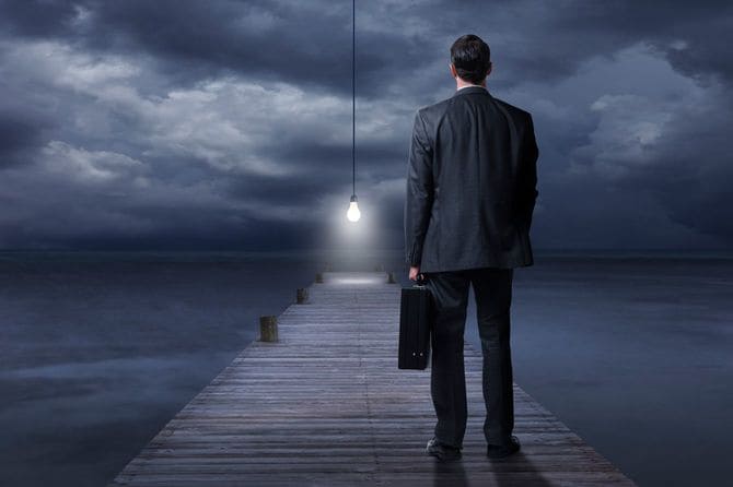 桟橋の端を照らす電球