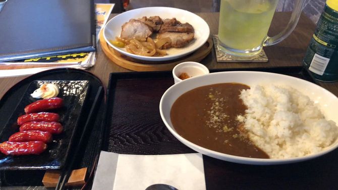 テレワーク中にサウナで汗を流し、ビール2杯とカレーを平らげた。