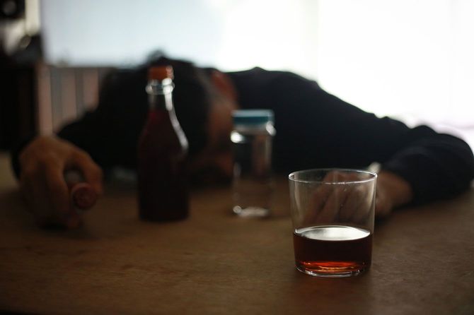 酔っ払って眠る男