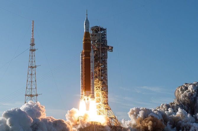 2026年4月1日、NASAケネディ宇宙センターからアルテミスII号試験飛行に向けて打ち上げられたロケットと宇宙船オリオン