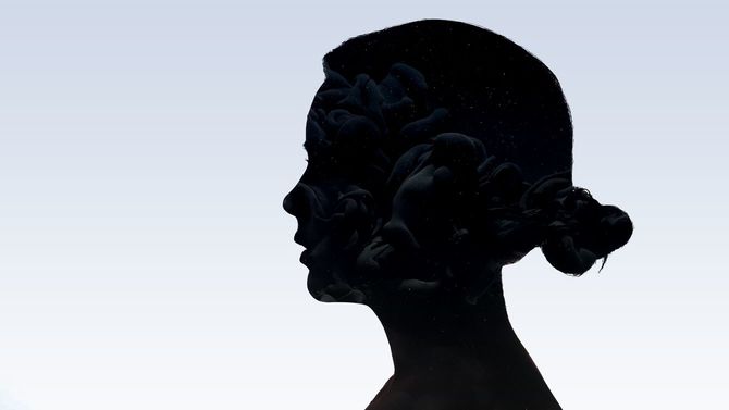 思い悩んでいる女性のシルエット