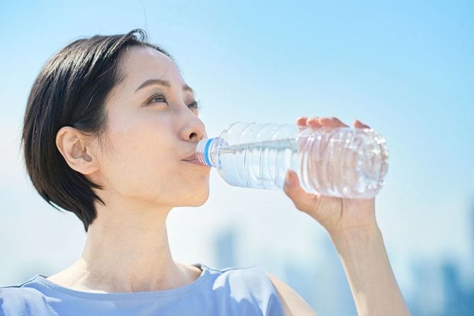 水を飲む女性
