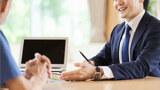 顧客と話をする営業の男性