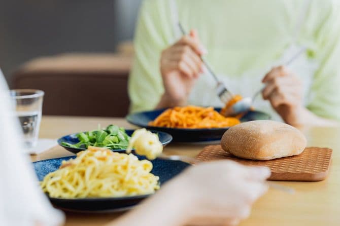 レストランで友人と昼食をとる若い女性