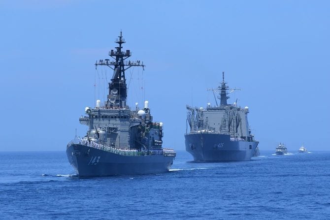 海上自衛隊の艦隊(2014年7月、京都)