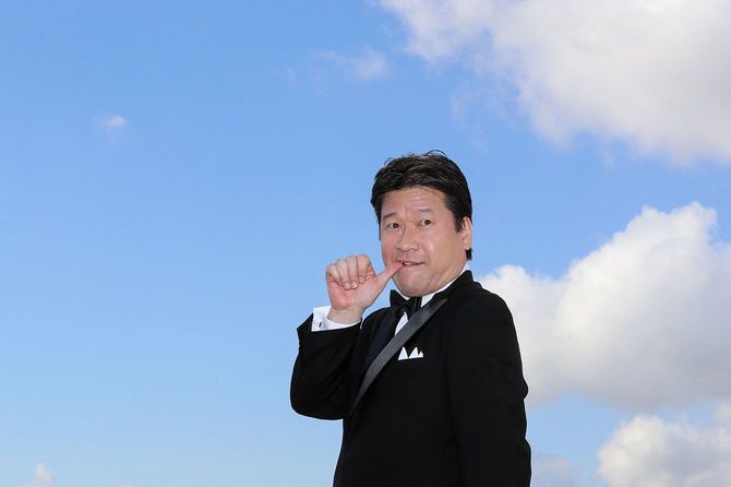 2019年10月15日、フランスのカンヌで開催されたテレビ・エンターテインメント見本市「MIPCOM」にて、ドラマ「帰郷(The Return)」のフォトコールでポーズをとる佐藤二朗氏