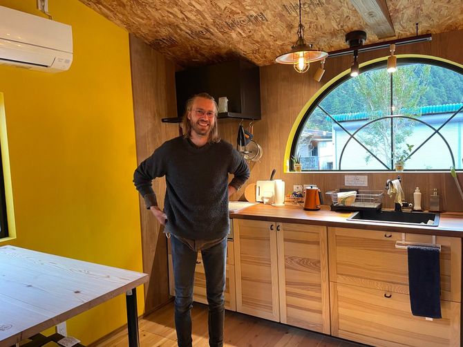 アルリック・ファレット氏、「ネクストチャプター」内のキッチン前で