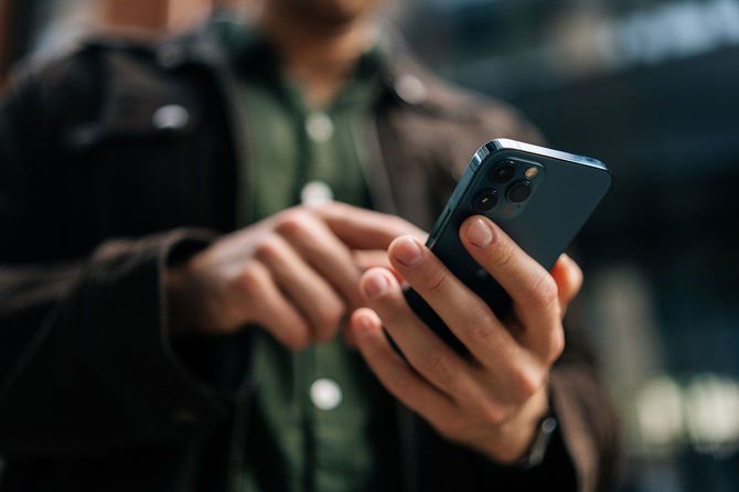 スマホを使用する人