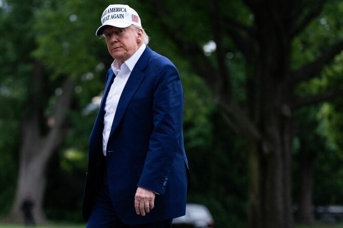 2025年5月25日日曜日、ワシントンD.C.のホワイトハウスでマリーン・ワンを降り、南芝生を横切るドナルド・トランプ大統領