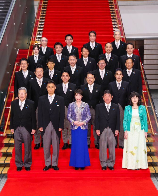 内閣改造後の記念撮影に臨む高市首相と閣僚ら