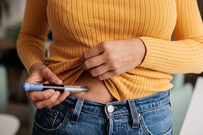 不妊治療の注射をする女性