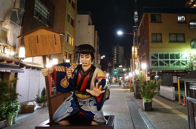 浅草の田園通りで歌舞伎キャラクター