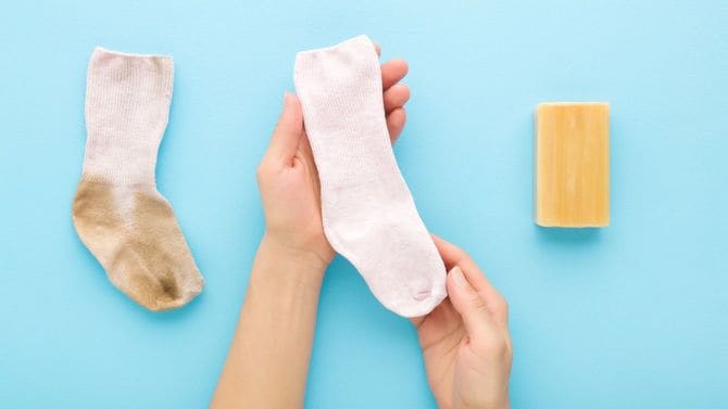 固形石鹼と汚れた靴下と洗った靴下