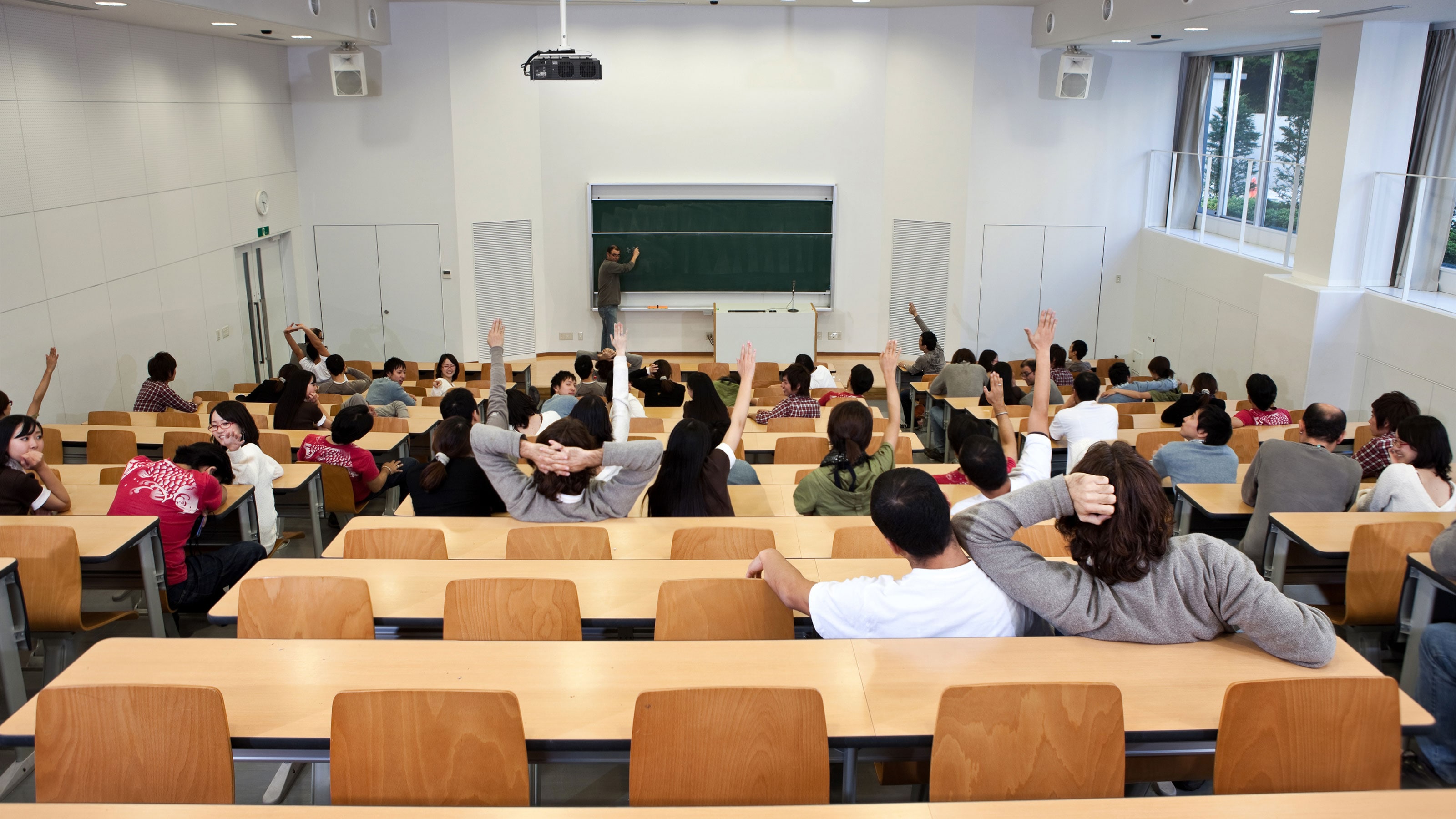中学　写真　ノーパン 日本の大学生の9割は､文章力でChatGPTにかなわない｣大学で教えるコラムニストが抱える憂い うっかり｢良｣をつけてしまいそうなレベル |  PRESIDENT Online（プレジデントオンライン）