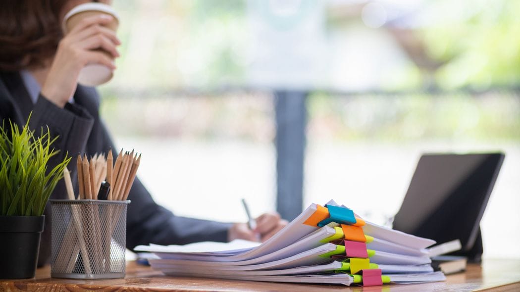 1日に9時間座って過ごす人は死亡リスクが爆上がり…デスクワーカーが今すぐすべき血流改善の3つの工夫 猫背×長時間座る=腰に1.85倍の負担がかかる