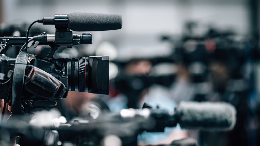 人気絶頂の28歳アイドルが電撃結婚…放送作家･鈴木おさむが見た｢歴史的会見｣の舞台裏 メンバー4人は人生を賭けた仲間を笑顔で迎えた