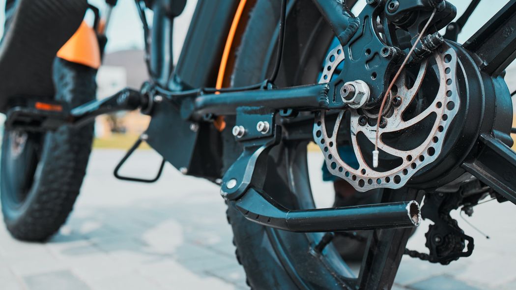 ベンツの修理代を親が全額負担するハメに…Z世代で流行中の｢電動自転車､キックボードより危険な乗り物｣ 自転車に見えても法律上は｢原付バイク｣