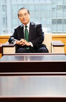 <strong>JFEHD 數土文夫 社長</strong>●1941年、富山県生まれ。北海道大学工学部冶金工学科卒業後、旧川崎製鉄に入社。2001年川崎製鉄社長、03年JFEスチール社長を経て05年から現職。「試合後仲間のいい点をコメントする、大リーグの岩村選手は素晴らしい」。