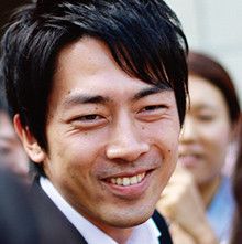 <strong>小泉進次郎●衆議院議員</strong>。1981年、神奈川県横須賀市生まれ。現在、衆議院にて内閣委員会委員、予算委員会委員、議院運営委員会委員をつとめる。