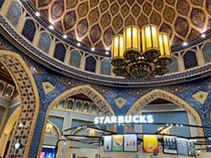 現地のスターバックス。モスクの内部のような内装で、世界で最も美しいスタバの一つと評判。