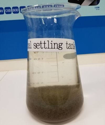 微生物が下水の汚物を食べ、底に沈むと、下水が澄みはじめる