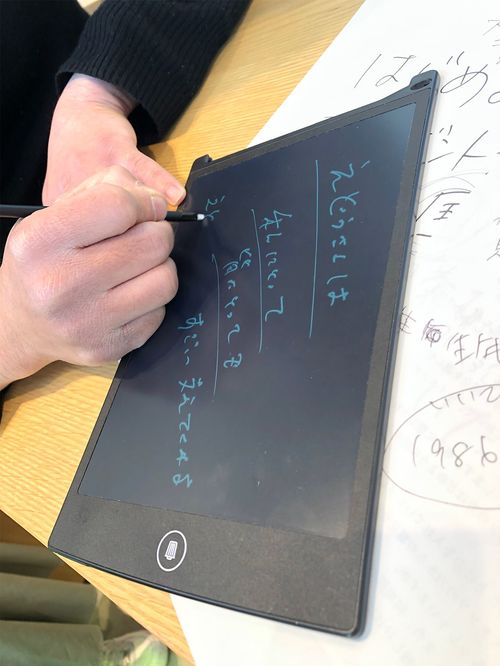 接客では手話のほか、タブレットでの筆談も行っている