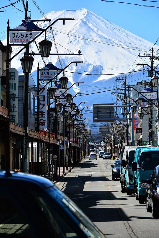キービジュアルになった富士吉田市の本町通り