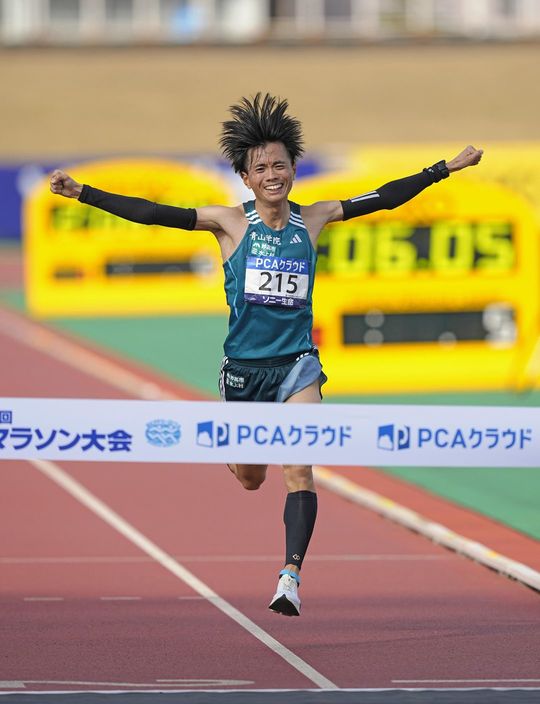 2025年2月2日、日本勢トップの2位でゴールする若林宏樹。初マラソン日本最高の2時間6分7秒をマークした＝ジェイリーススタジアム