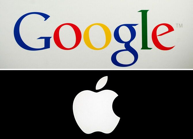 米IT大手グーグル（上）とアップルのロゴ（フランス・パリ）＝2014年5月17日