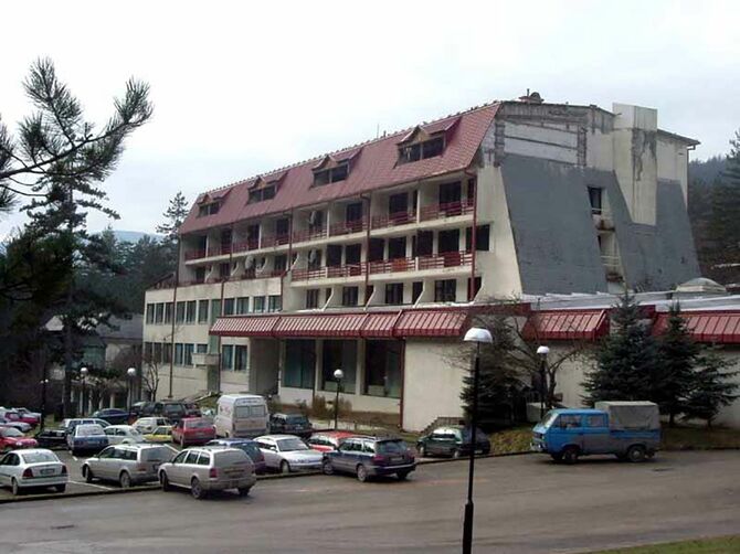 ホテル「ビリナ・ブラス」（写真＝Aleksandar Bogicevic／CC-BY-SA-3.0-migrated／Wikimedia Commons）