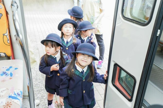 バスに乗り込む園児たち
