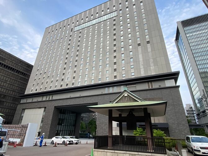 大阪の御堂筋に完成した寺院の山門とホテル一体型ビル