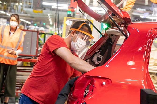 マスクを着用して組み立て作業を行うトヨタ・フランス工場の従業員