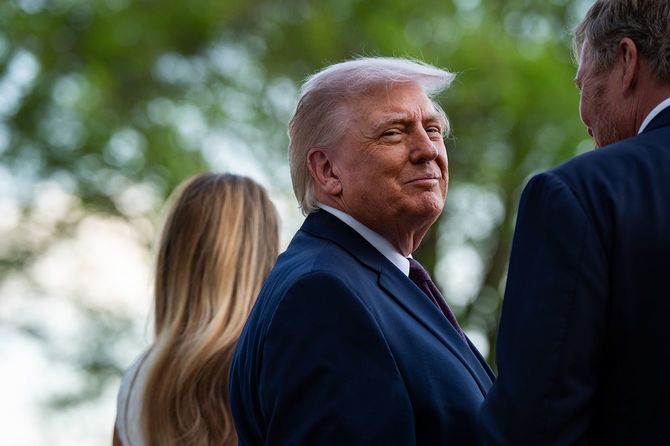 2026年4月13日、米国ワシントンD.C.のホワイトハウス外で行われた到着式典にて、ドナルド・トランプ米大統領がオランダのウィレム＝アレクサンダー国王（右）と会談