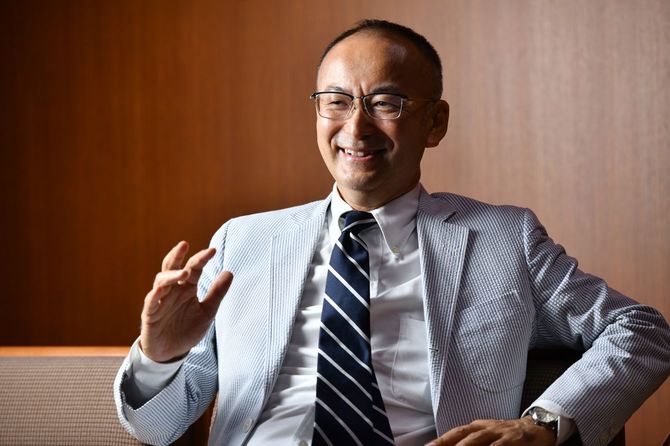 『文藝春秋』編集長の新谷学さん