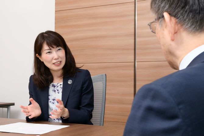 宇宙飛行士の山崎直子氏とイーオン社長の三宅義和氏