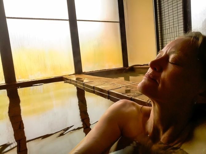 温泉につかる女性