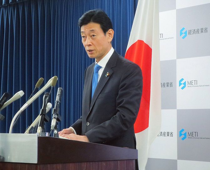 半導体製造装置の輸出管理強化を発表する西村康稔経済産業相（2023年7月31日）