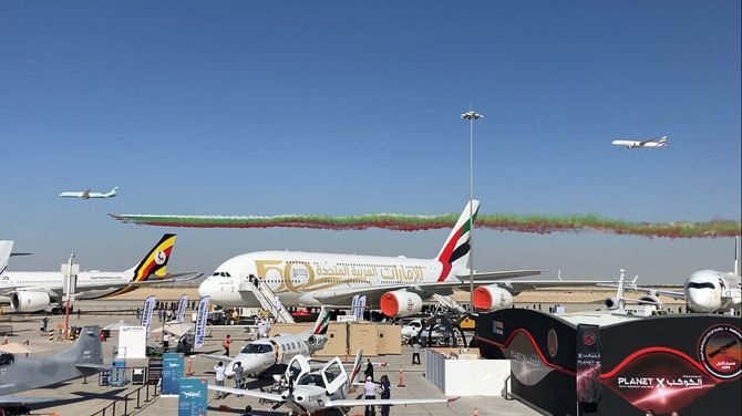 ドバイエアショーの開幕フライトディスプレイとエミレーツ航空のA380型機