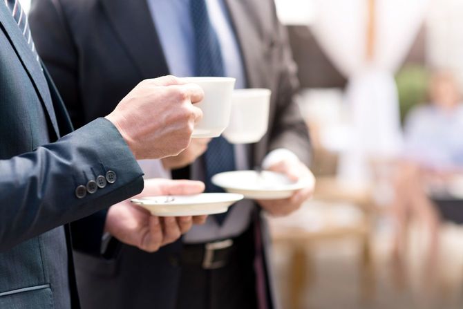 コーヒーを飲む同僚