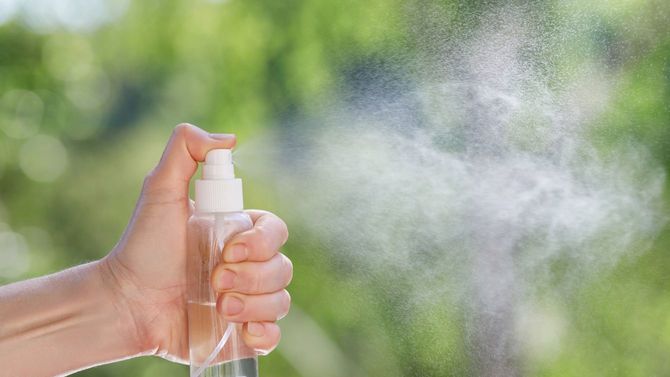 スプレーを噴射する