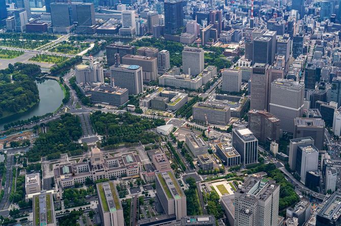 国会議事堂と霞が関の省庁(東京都千代田区)=2025年6月9日