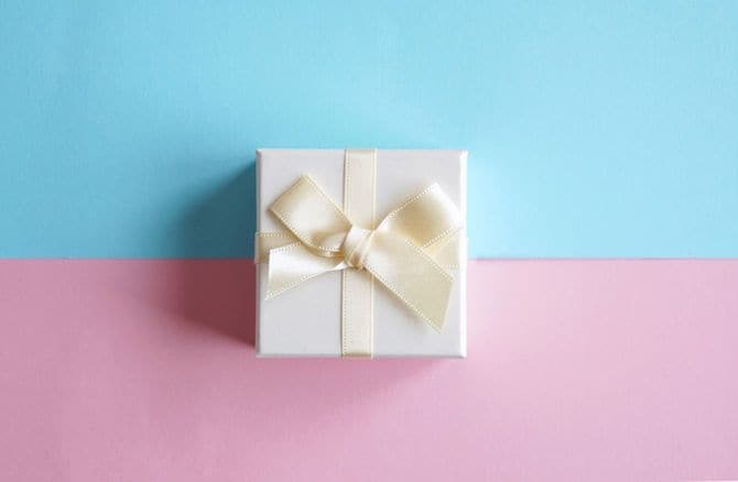 かわいいリボンがかけられたプレゼント