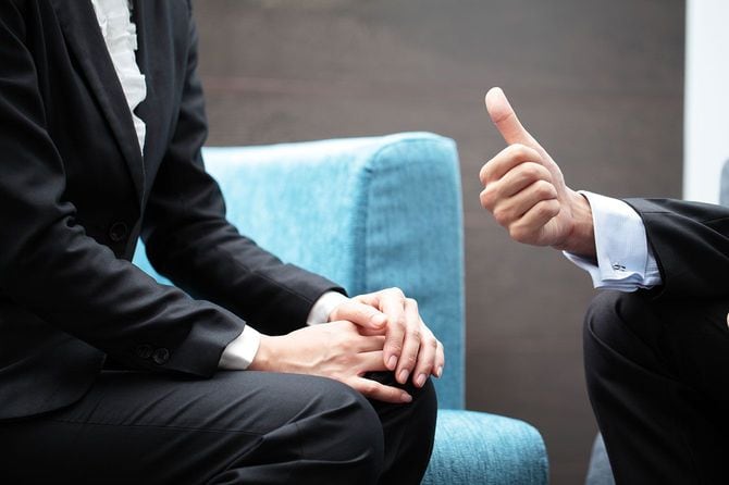 向かい合って話をする2人の人物