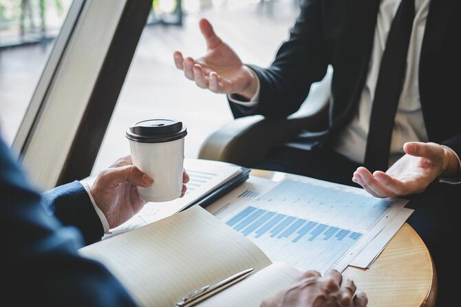 オフィスで話し合う同僚