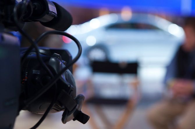 スタジオ収録中のテレビカメラ