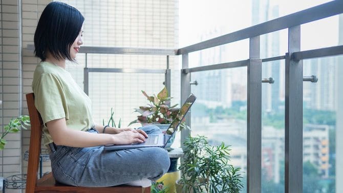 自宅のバルコニーで仕事する女性