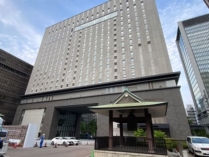 大阪の御堂筋に完成した寺院の山門とホテル一体型ビル
