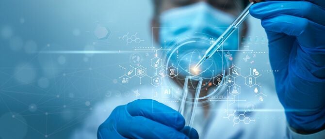 分析をする科学者